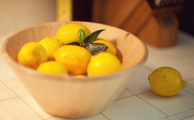 миска с лимонами