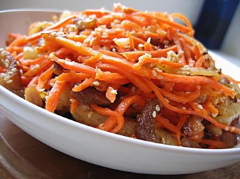 мясной салат с морковью