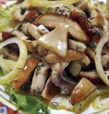 рыбный салат с грибами