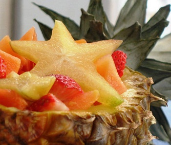 Рецепт салата из фруктов и пряностей в ананасе 