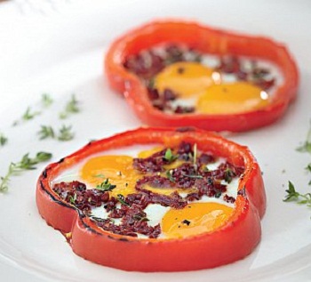 Рецепт  глазуньи с вялеными томатами 