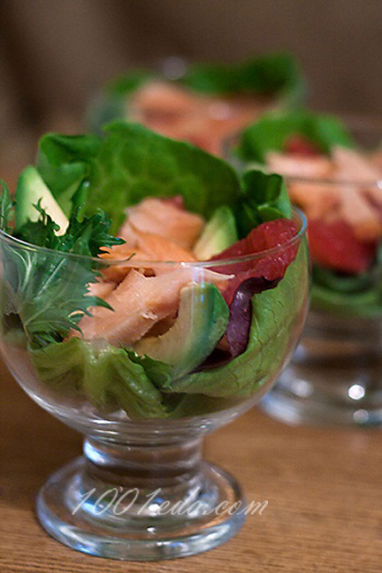 Зеленый салат с лососем