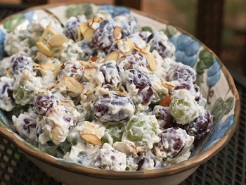 Рецепт сливочного салата из винограда с миндалем