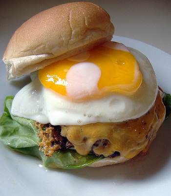 Рецепт гамбургера с яичницей 