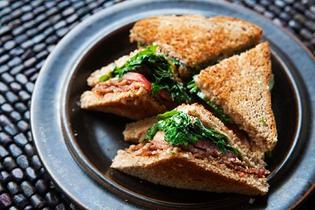Рецепт сэндвича с беконом и рукколой