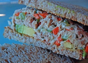 Рецепт бутербродов с тунцом и авокадо 