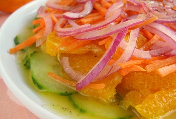 Рецепт огуречного салата с апельсинами и луком
