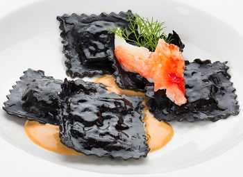 Рецепт черных равиоли с морепродуктами
