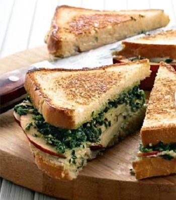 Рецепт горячего сэндвича с орехами и голубым сыром