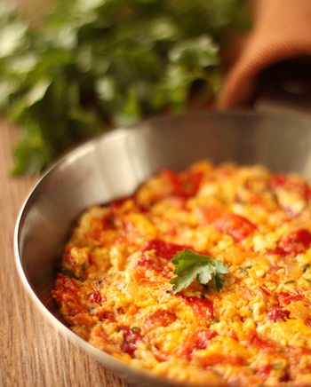 Рецепт болгарской яичницы с помидорами и брынзой 