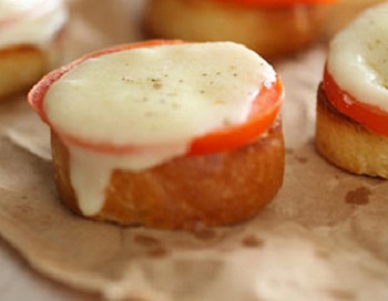 Рецепт быстрой брускетты с помидорами и сыром 