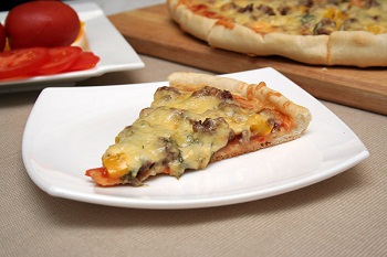 Рецепт мясной пиццы с помидорами и сырной корочкой 