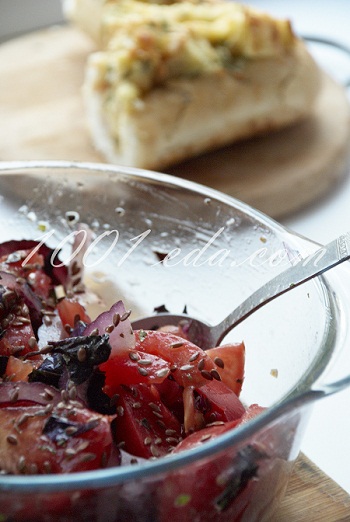 Рецепт салата из розовых помидоров с базиликом