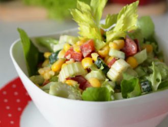Салат с сельдереем и сладкой кукурузой