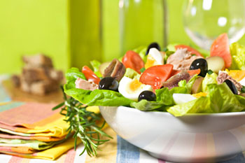 салат с тунцом и оливками