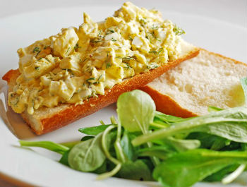 Рецепт салата из перепелиных яиц и печени трески