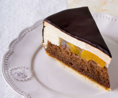 Сливочно-шоколадный торт с абрикосами