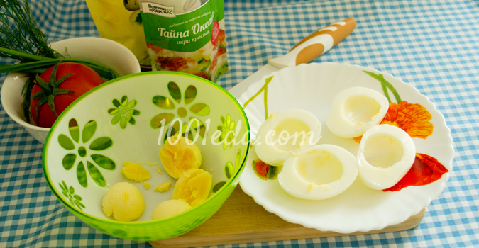 Яйца, фаршированные икрой, под майонезом: рецепт с пошаговым фото