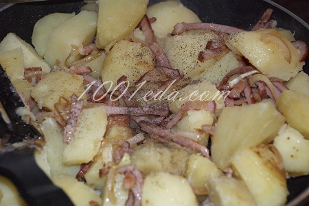 Ароматный картофель с ветчиной и луком