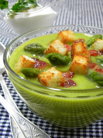 Весенний суп со спаржей и зеленым горошком