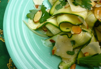 Весенний салат из цуккини с миндалем