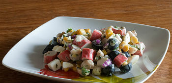 Рецепт салата с крабовыми палочками и оливками