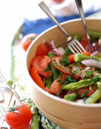 Овощной салат с помидорами и спаржей