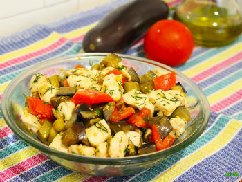Рецепт куриного салата с баклажанами и помидорами