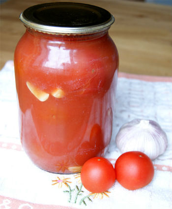 Как приготовить помидоры в томатном соке с чесноком на зиму