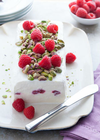 Рецепт десерта из йогурта, малины и фисташек