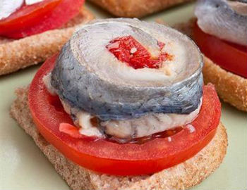 Рецепт бутербродов с сельдью и помидорами