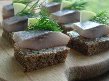 Рецепт скандинавских бутербродов с селедкой