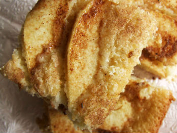 Рецепт бисквитной шарлотки с яблоками