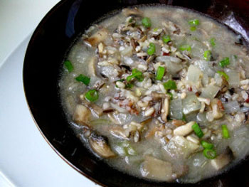 Замечательный грибной суп из шампиньонов с диким рисом украсит ваш стол, и придется всей вашей семье по нраву!