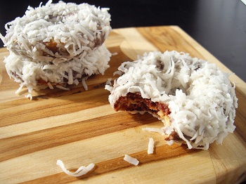 Пончики мраморные с заварным кремом и кокосовой стружкой