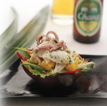 Рецепт салата с кальмарами и авокадо