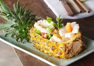 Рецепт салата с кальмарами в ананасе