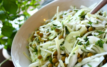 Как приготовить салат из белокочанной капусты с редькой