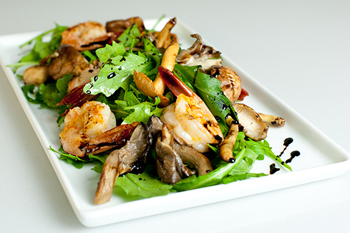 Рецепт салата с креветками и грибами