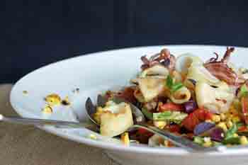 Рецепт салата с кальмарами, огурцами и кукурузой