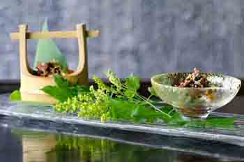Рецепт салата  с кальмарами и виноградом