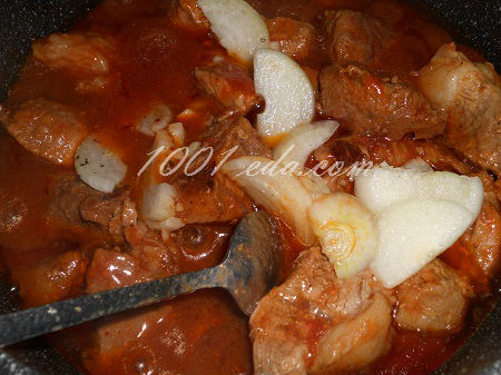 Как приготовить мясо с маринованным луком в соусе