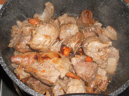 Как приготовить мясо с маринованным луком в  соусе