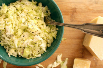 Как приготовить салат из белокочанной капусты с сыром пекорино