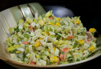 Как приготовить салат из капусты и крабовых палочек