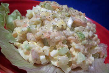 Рецепт салата с креветками, сыром и яйцом 