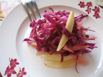 Как приготовить салат из красной капусты с яблоками