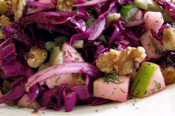 Как приготовить салат из красной капусты, сельдерея и орехов