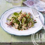 Рецепт салата с кальмарами и маринованными огурцами