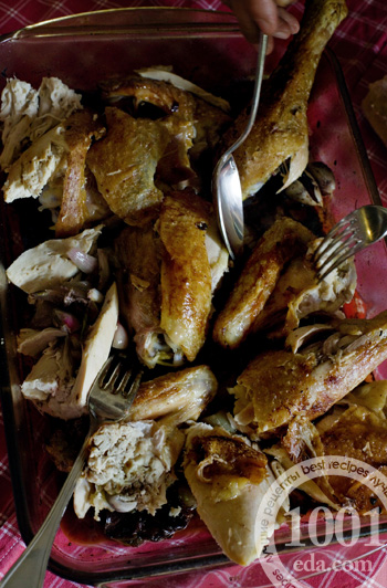 Как приготовить курицу, запеченную с чесноком, луком и коньяком